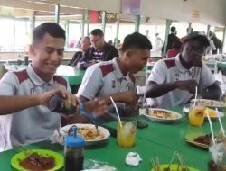Hangatkan Hubungan dengan Warga, Barito Putera Sambangi Kuliner Khas Banjar