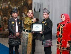 Bupati Tanbu Serahkan Penghargaan AKIP 2024 untuk SKPD Terbaik