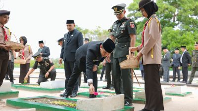 Ziarah Makam Pahlawan, Bupati Andi Rudi Tegaskan Semangat Patriotisme di Tanah Bumbu