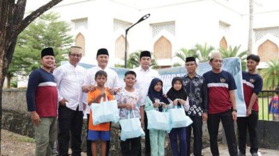 Bupati Tanbu Andi Rudi Latif bagikan langsung daging kurban bantuan Presiden Prabowo kepada warga, wujud kepedulian dan kebersamaan Iduladha.