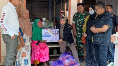 Pemerintah Kabupaten Tanah Bumbu menyalurkan bantuan sosial permakanan bagi disabilitas dan lansia terlantar di Kecamatan Simpang Empat, Jumat (20/06), sebagai wujud komitmen pelayanan sosial.