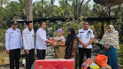 Pemerintah Tanah Bumbu menyalurkan bantuan sosial untuk korban kebakaran Wa’dana di Desa Manurung, Kusan Tengah, pada Rabu, 16 Juli 2025