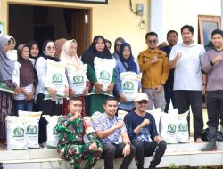 Pemerintah Kabupaten Tanah Bumbu Bersama Bulog Distribusikan Bantuan Beras di Desa Saring Sungai Bubu