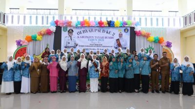 Bunda PAUD Tanah Bumbu, Andi Irmayani Rudi Latif, membuka Gebyar PAUD 2025 di Gedung 7 Februari, Pagatan. Pada senin, 30 Juni