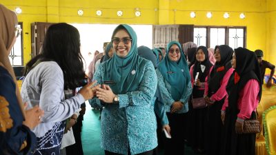 Ketua TP PKK Tanah Bumbu, Andi Irmayani, apresiasi warga Desa Pematang Ulin saat Lomba PHBS Provinsi Kalsel, Jumat 25 Juli 2025