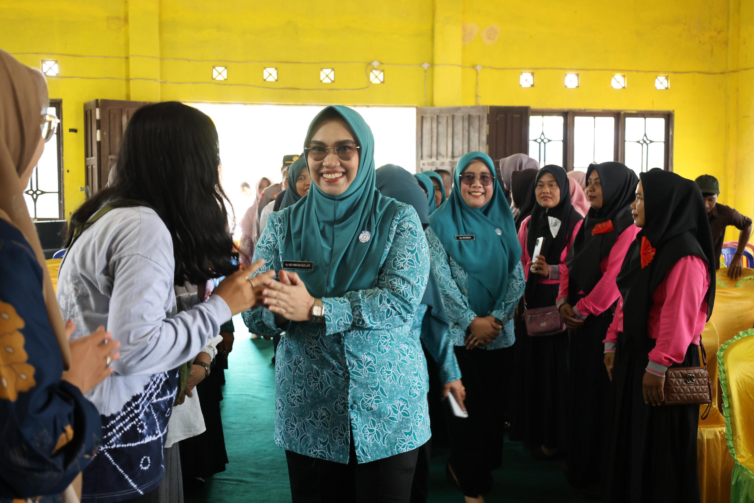 Ketua TP PKK Tanah Bumbu, Andi Irmayani, apresiasi warga Desa Pematang Ulin saat Lomba PHBS Provinsi Kalsel, Jumat 25 Juli 2025