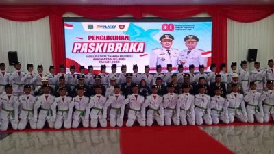 Bupati Andi Rudi Latif melalui Pj Sekda Yulian Herawati kukuhkan 48 anggota Paskibraka Tanah Bumbu 2025 di Pendopo, Jumat 15 Agustus.