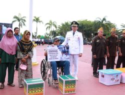 Bupati Tanah Bumbu Andi Rudi Latif Serahkan Bantuan & Penghargaan di Momen HUT ke-80 RI