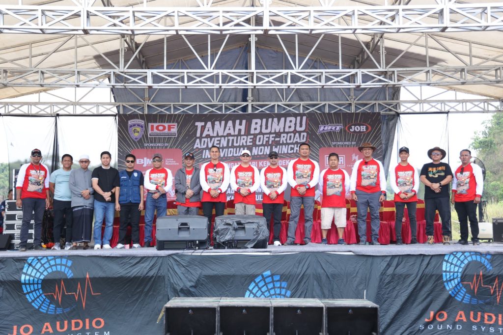 Bupati Tanah Bumbu Andi Rudi Latif membuka Tanah Bumbu Adventure Offroad Non Winch Individual 2025 di Gunung Mayang, Sabtu 16 Agustus.