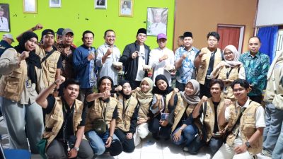 Bupati Tanah Bumbu Andi Rudi Latif berdialog dengan mahasiswa KKN ULM di Aula Camat Simpang Empat, Minggu 10 08 2025, bahas potensi perikanan