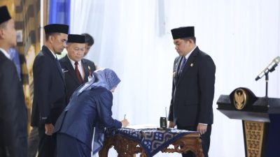 Bupati Tanah Bumbu Lantik Yulian Herawati sebagai Sekretaris Daerah