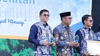 Bupati Tanah Bumbu Andi Rudi Latif terima penghargaan investasi terbaik ke-2 pada peringatan Hari Jadi ke-75 Kalsel di Banjarbaru, 14 08 2025