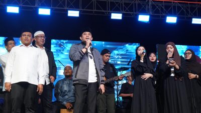 Pemkab Tanah Bumbu menggelar festival musik religi dan pelayanan publik Aksi Tanah Bumbu Bershalawat di Jalan Kodeco KM 2, 9 08 2025