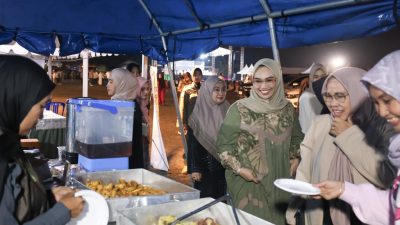 Ketua TP PKK Tanah Bumbu, Andi Irmayani Rudi Latif, berdialog dengan pelaku UMKM saat meninjau stand Gerakan Aksi Serentak di Batulicin, Sabtu (2/8/2025).