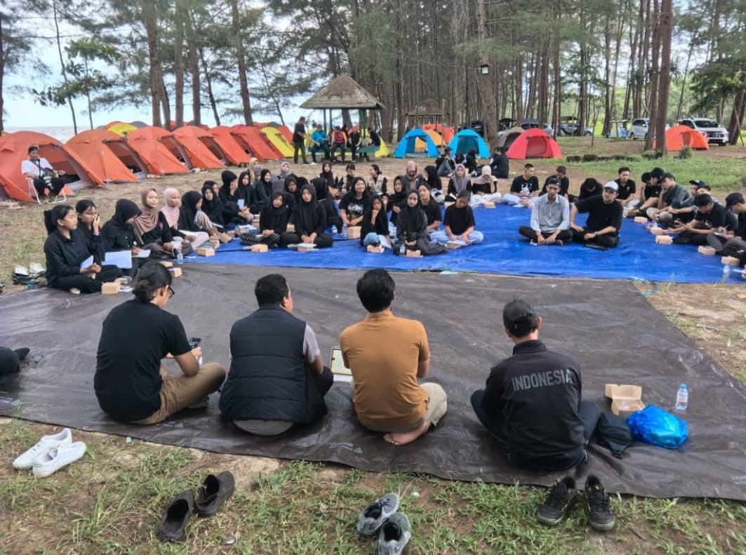 Para pelajar peserta Kemah Jurnalistik yang digelar Persatuan Wartawan Indonesia (PWI) Tanah Bumbu berkumpul di area perkemahan Pantai Rindu Alam, Kecamatan Kusan Hilir, untuk mengikuti sesi pembekalan materi jurnalistik, Sabtu (30/8/2025).