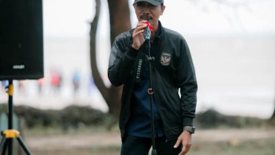 Ketua PWI Kabupaten Tanah Bumbu, Slamet Riadi, saat menyampaikan sambutan sekaligus membuka secara resmi kegiatan Kemah Jurnalistik di Pantai Rindu Alam, Kecamatan Kusan Hilir, Sabtu (30/8/2025).