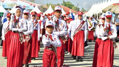 Lomba Gerak Jalan Kabupaten Tanah Bumbu diikuti pelajar SD hingga SMA, digelar di Simpang Empat, pada Kamis 14 08 2025