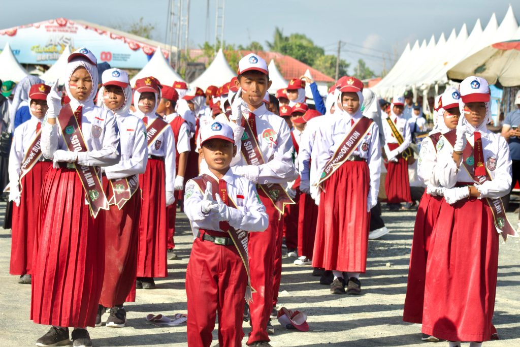 Lomba Gerak Jalan Kabupaten Tanah Bumbu diikuti pelajar SD hingga SMA, digelar di Simpang Empat, pada Kamis 14 08 2025