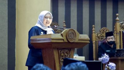 Pj. Sekretaris Daerah Tanah Bumbu, Yulian Herawati, menyampaikan jawaban Bupati Tanah Bumbu atas pandangan fraksi-fraksi DPRD dalam Rapat Paripurna RAPBD-P 2025, Jumat (1/8/2025).