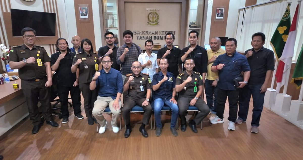 Ketua PWI Tanah Bumbu Slamet Riadi bersama pengurus dan anggota berfoto bersama Kepala Kejaksaan Negeri Tanah Bumbu Dinar Kripsiaji beserta jajaran usai audiensi di ruang kerja Kajari, Kompleks Perkantoran Gunung Tinggi, Kecamatan Batulicin.