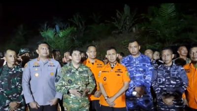 Bupati Tanah Bumbu Andi Rudi Latif pimpin pelepasan korban helikopter jatuh BK117-D3 di Mantewe, Kamis 4 September.