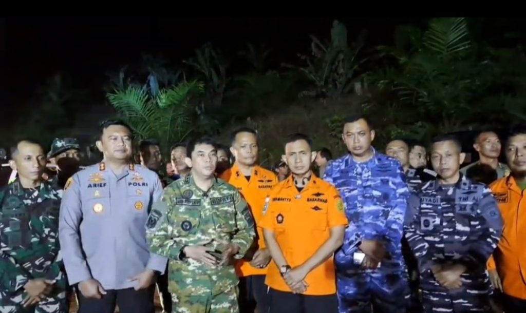 Bupati Tanah Bumbu Andi Rudi Latif pimpin pelepasan korban helikopter jatuh BK117-D3 di Mantewe, Kamis 4 September.