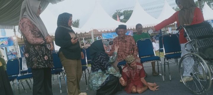 Dinas Sosial Tanah Bumbu menyalurkan kursi roda kepada warga Desa Kersik Putih dalam Aksi Sinergi, Batulicin, September 2025