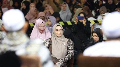 Ketua TP-PKK Tanah Bumbu, Andi Irmayani, menghadiri peringatan Maulid Nabi serta doa bersama di Masjid Agung Al Falah pada Minggu, 7 September 2025