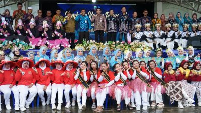 Sekda Kotabaru bersama Jambore Kader Posyandu 2025 di Panggung Apung Siring Laut, diikuti kader dari 28 Puskesmas se-Kabupaten Kotabaru.