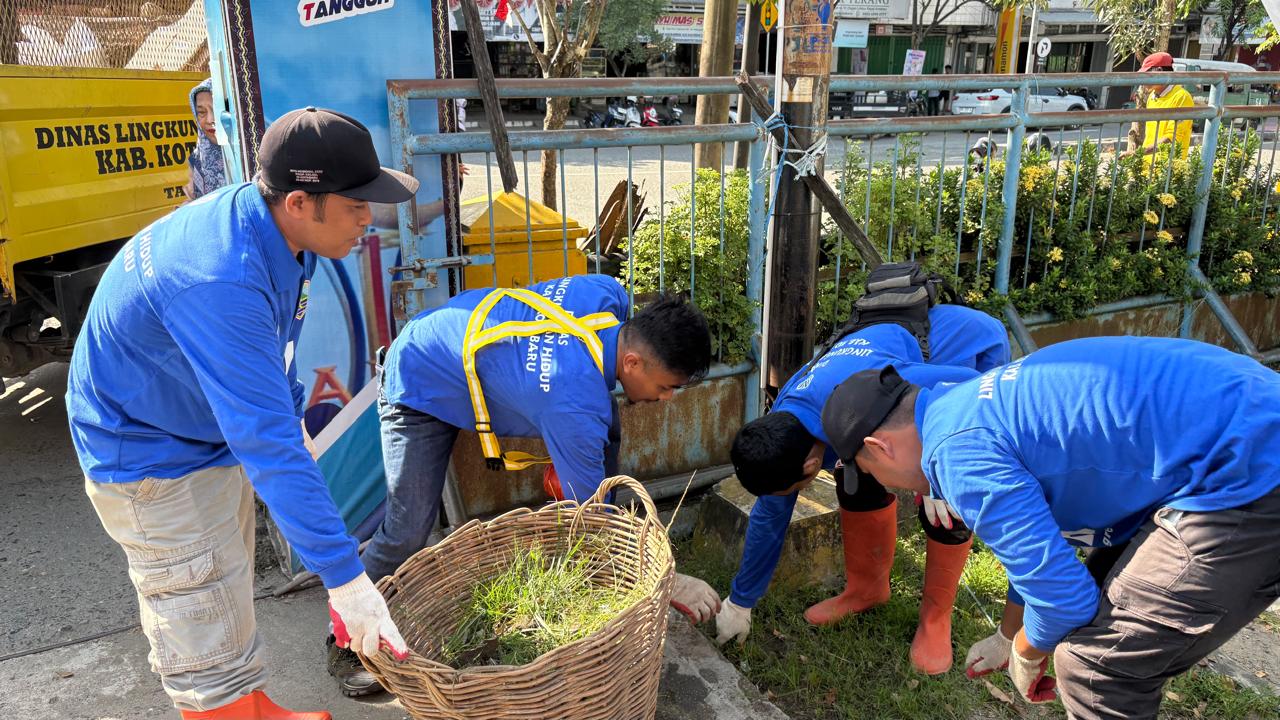 Kepala DLH Kotabaru Melinda Ratna Agustina memimpin aksi bersih lingkungan dalam rangka World Cleanup Day 2025 di kawasan Limbur Raya dan Pasar Kemakmuran, Jumat (26/9/2025).