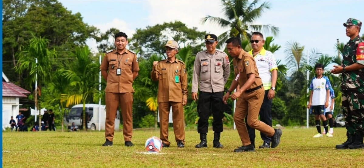 Pemerintah Kabupaten Tanah Laut (Tala) melalui Dinas Kepemudaan dan Olahraga (Dispora) resmi membuka Festival Sepak Bola Pelajar dan Umum U-14 se-Kabupaten Tanah Laut Tahun 2025 pada Senin (6/10/2025).