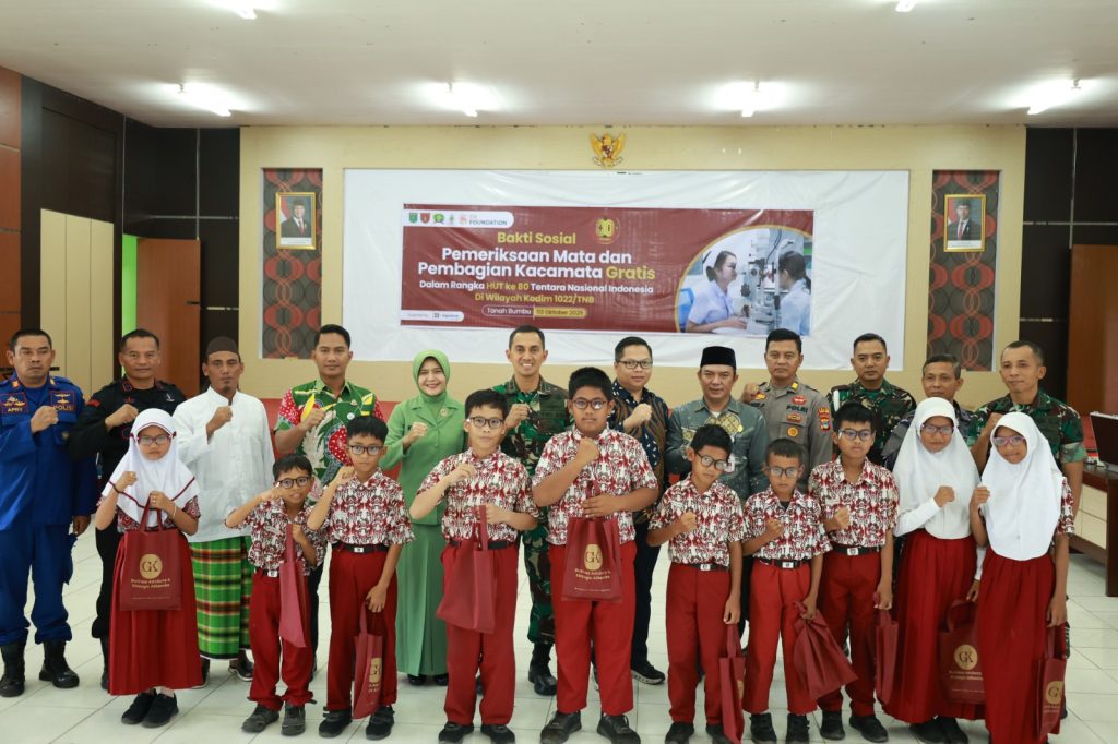 Kodim 1022/Tanah Bumbu bersama Pemkab dan GK Foundation selenggarakan pemeriksaan mata serta pembagian kacamata gratis dalam rangka HUT TNI