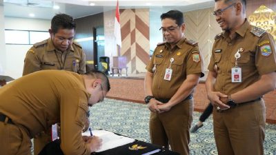 Pejabat SKPD menandatangani komitmen bersama tindak lanjut rekomendasi hasil pemeriksaan BPK Semester II, disaksikan Inspektur Kabupaten Kotabaru bersama jajaran, di Aula Bamega Setda Kotabaru, Senin (6/10/2025).