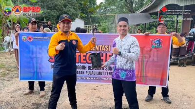 Kepala Pelaksana BPBD Kotabaru, Hendra Indrayana (kiri) bersama perwakilan Desa Sungup Kanan saat simbolis penanaman pohon dalam rangka implementasi Strategi Hebat di Destana Sungup Kanan, Kecamatan Pulau Laut Tengah, Sabtu (04/10/2025).