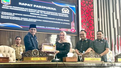 Pemkab Kotabaru melalui Asisten Administrasi Umum, Slamet Riyadi, menyampaikan dua Rancangan Peraturan Daerah (Raperda) dalam rapat paripurna DPRD, Senin (13/10/2025)