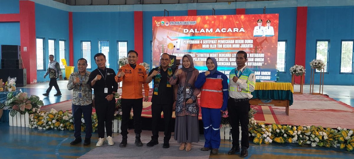 Kabupaten Kotabaru meraih penghargaan Rekor MURI atas pelatihan talenta digital UMKM terbanyak di tingkat kabupaten dengan 509 peserta. Kegiatan ini menjadi simbol kolaborasi Pemkab Kotabaru, BPBD, TP-PKK, dan dunia usaha dalam memperkuat ekonomi digital serta ketangguhan masyarakat melalui Strategi HEBAT Bencana.