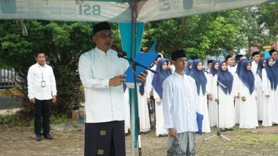Wakil Bupati Kotabaru Syairi Mukhlis saat membacakan amanat Menteri Agama RI pada Upacara Peringatan Hari Santri Nasional 2025 bertema “Mengawal Indonesia Merdeka Menuju Peradaban Dunia”.