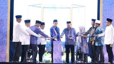 MTQN Ke-21 Tanah Bumbu resmi dibuka Bupati Andi Rudi Latif, menghadirkan ratusan peserta dengan semangat syiar Al-Quran.