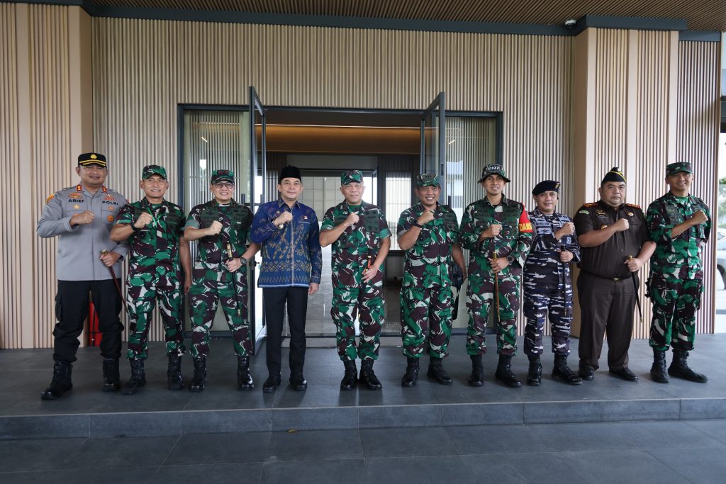 Bupati Tanah Bumbu sambut Pangdam XXII/Tambun Bungai untuk penutupan TMMD dan peresmian Sasana Banua di Batulicin.