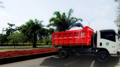 Pemerintah Tanah Bumbu menata median jalan untuk memperindah kota, menghadirkan ruang hijau, serta meningkatkan kenyamanan dan keselamatan