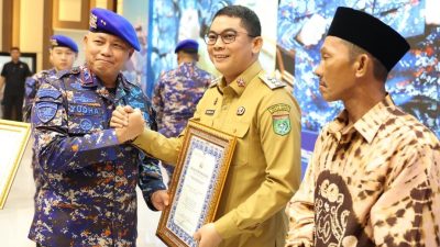 Penghargaan diberikan kepada Bupati Andi Rudi Latif atas hibah Markas Patroli Muara Bunati yang meningkatkan keamanan pesisir Tanah Bumbu.