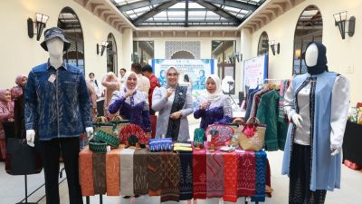 Dekranasda Tanah Bumbu tampilkan tenun Pagatan dan produk UMKM lokal pada pertemuan enam bulanan TP PKK se-Kalsel provinsi