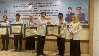 Tanah Bumbu raih Dukcapil Award Terbaik II Kalsel 2025 berkat inovasi layanan administrasi kependudukan responsif dan inklusif.