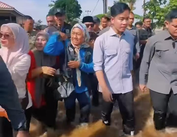 Wakil Presiden RI Gibran Rakabuming Raka meninjau permukiman warga terdampak banjir di Desa Lok Buntar, Kecamatan Sungai Tabuk, Kabupaten Banjar, Kalimantan Selatan.