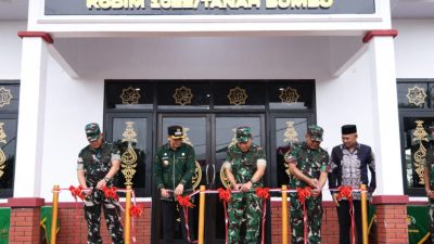 Pangdam XXII Tambun Bungai bersama Bupati Tanah Bumbu melakukan peresmian Mushola Al Istiqomah Kodim 1022 serta menyerahkan bantuan sosial