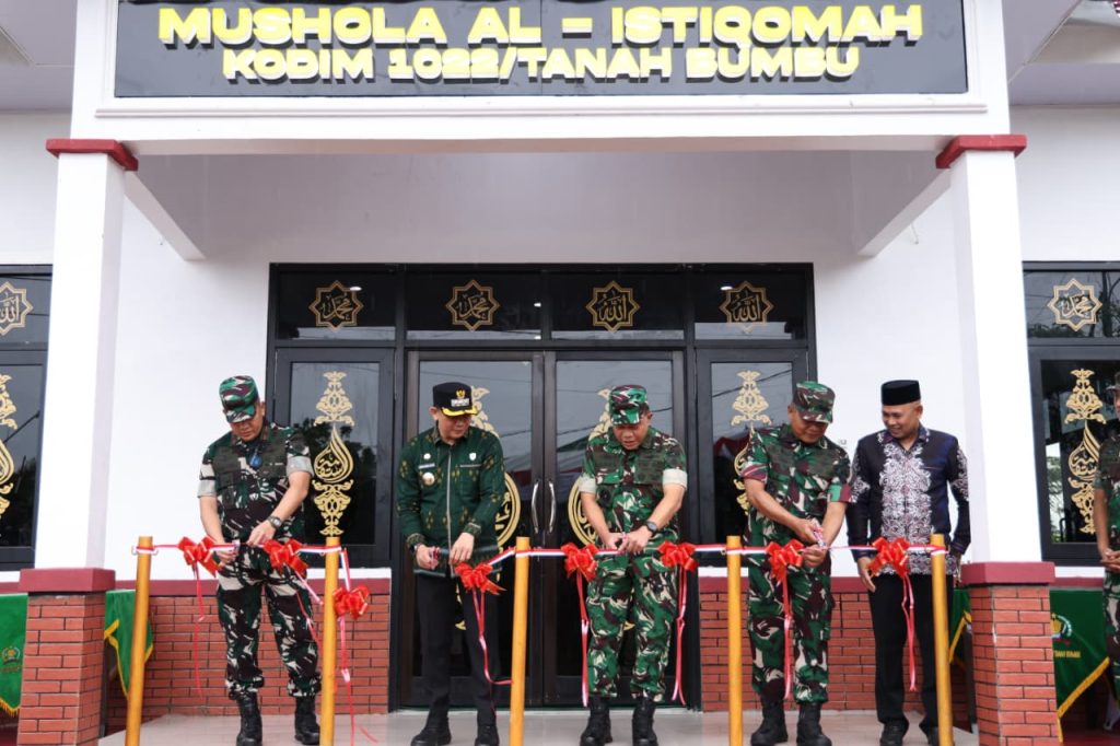 Pangdam XXII Tambun Bungai bersama Bupati Tanah Bumbu melakukan peresmian Mushola Al Istiqomah Kodim 1022 serta menyerahkan bantuan sosial