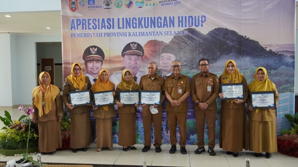 Lima sekolah di Tanah Bumbu raih Adiwiyata 2025, bukti komitmen pendidikan membangun lingkungan bersih, sehat, dan berkelanjutan.