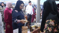 Pembukaan Aksi Bajual Wadai 2026, Andi Irmayani Borong Jajanan Lokal serta membaur dengan para pedagang dan pengunjung