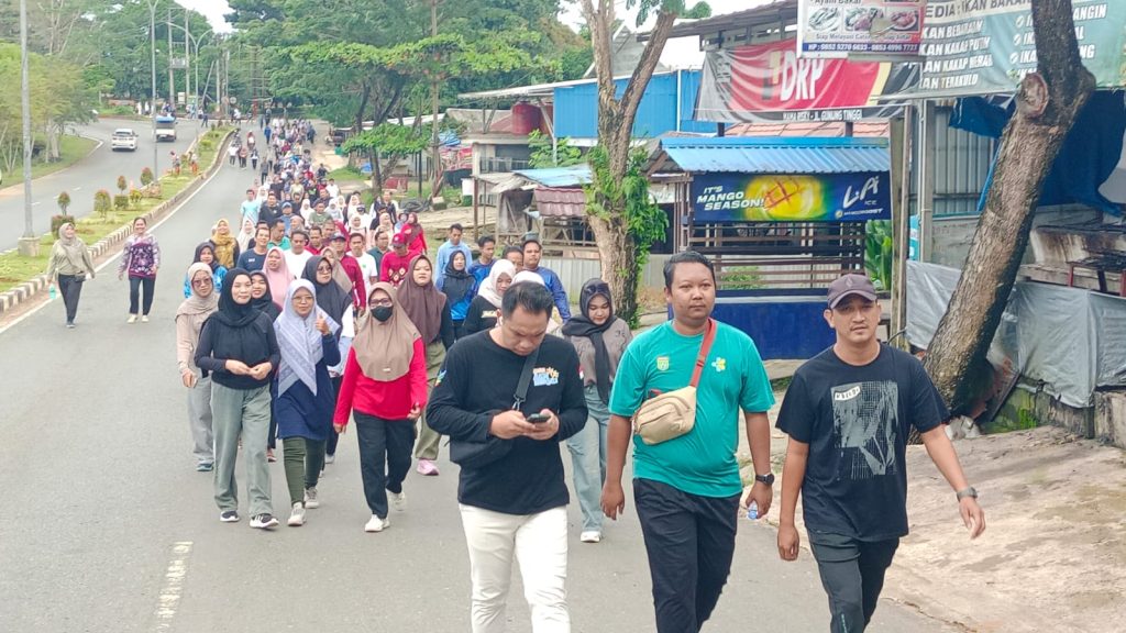 Kegiatan Jalan Sehat dan Aksi Jumat Bersih dorong kesadaran kolektif ASN dan masyarakat Tanah Bumbu hidup sehat berkelanjutan