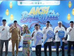 Bupati Andi Rudi Latif Serahkan Penghargaan Adipura Lokal dan Bantuan Lingkungan saat Safari Ramadan Tanah Bumbu